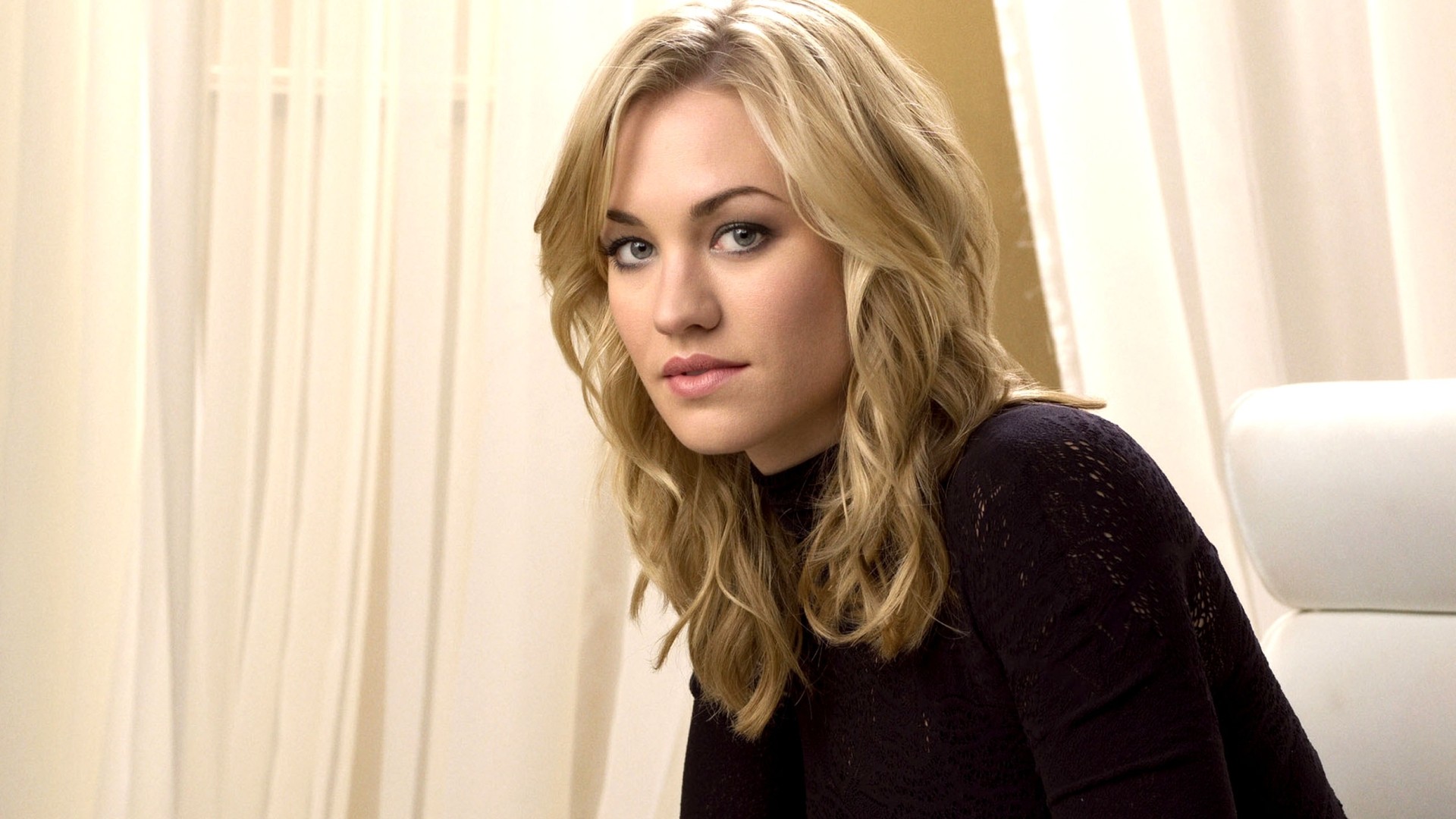 Sofa Snark: Yvonne Strahovski Heads to Broadway